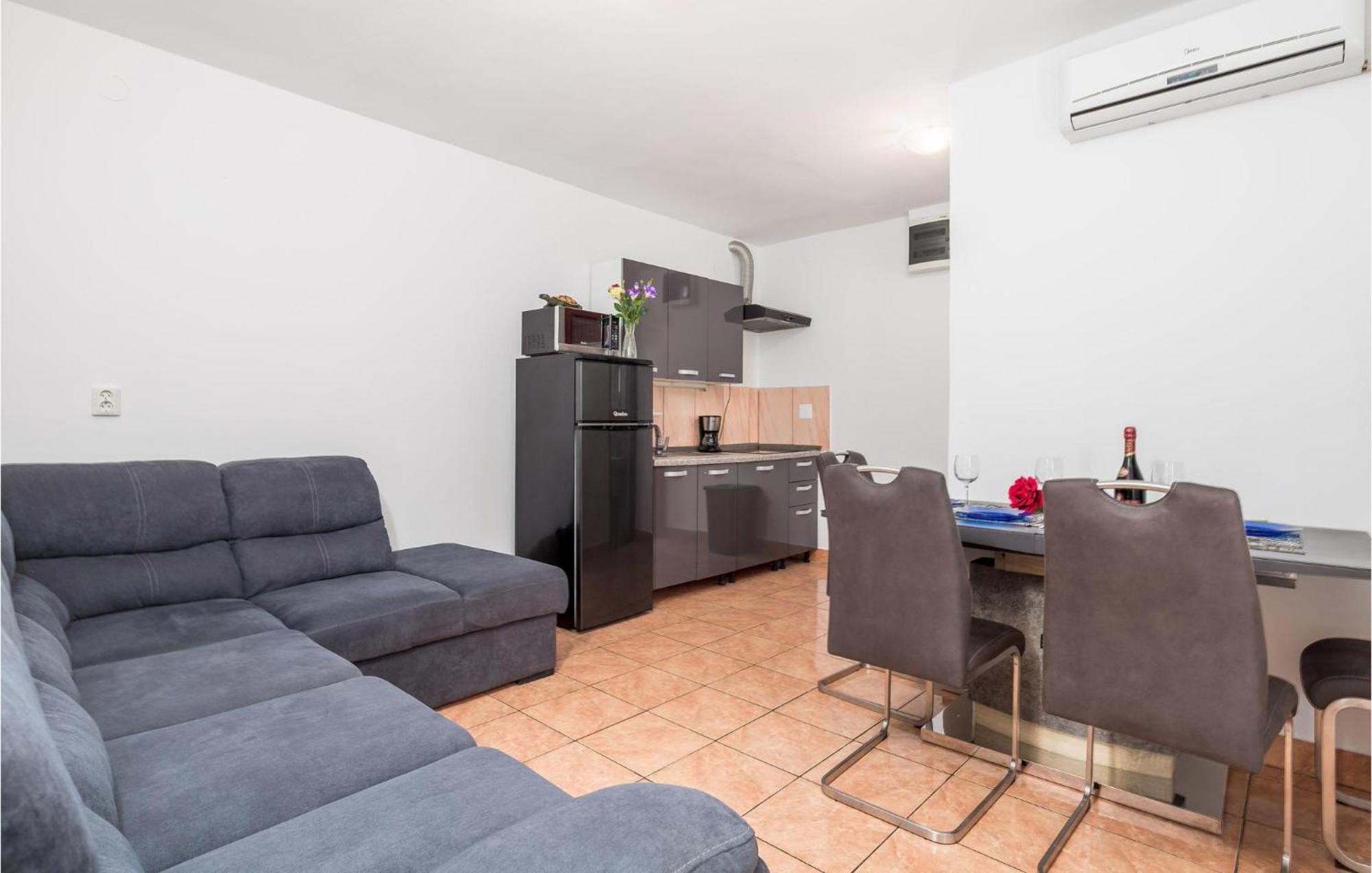 1 Bedroom Beautiful Apartment In Vrh Vrh  Exterior photo